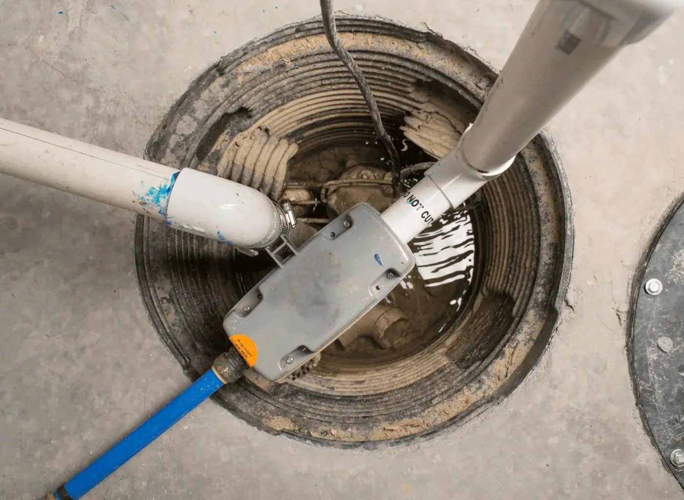 Discharge pipe connection for sewage pump system